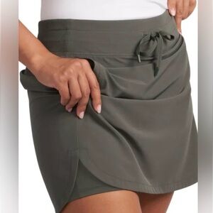 🆕 KIRKLAND Ladies’ Active Skort - olive green - Large